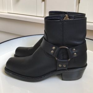 Black Frye 6R Ankle Harness Boots 6in. Size 7